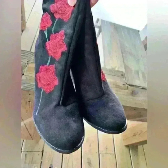 Intentionally Blank Black Embroidered Rose Boots Size 39 - Picture 6 of 11